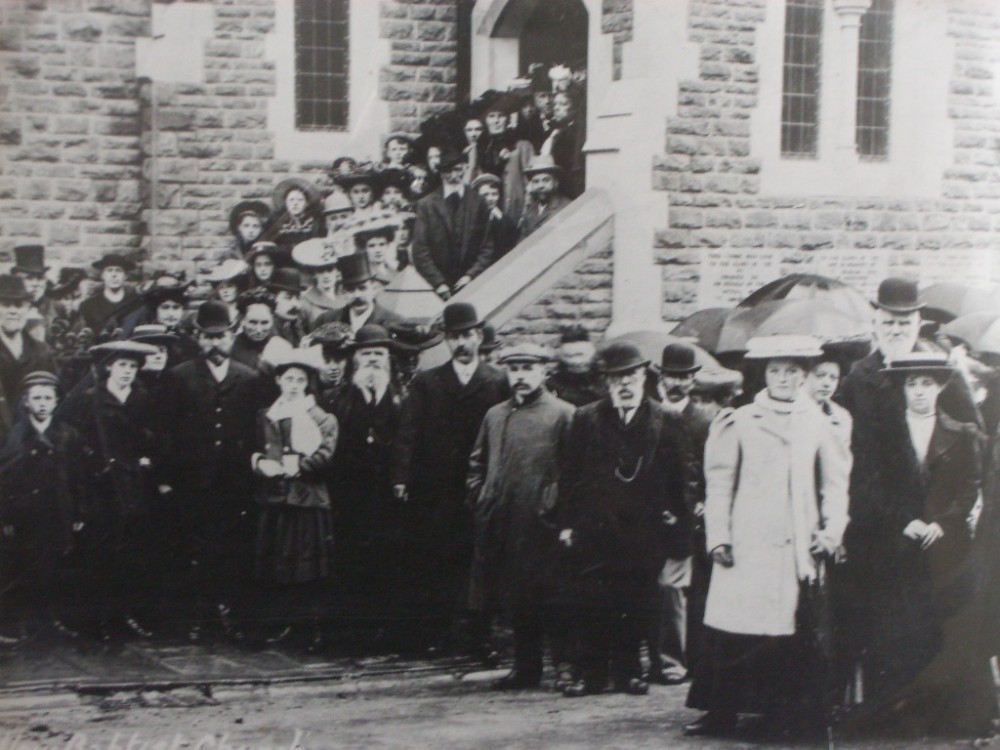 Completed Monmouth Baptist Church building with congregation in 1907.